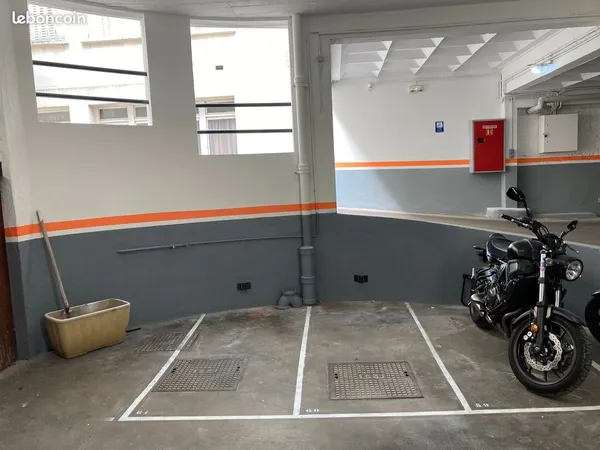Emplacement moto ou scooter - Paris 11e, métro Avron