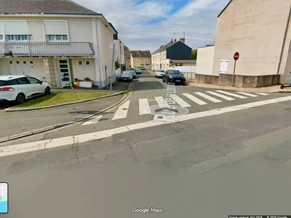 Opportunité rare aux Ponts-de-Cé Grand garage fermé avec parcelle privative