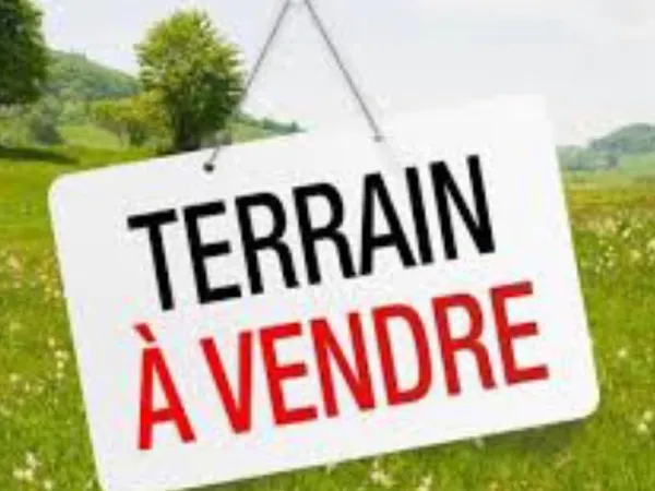 Terrain a bâtir d'environ 805M2 borne et non viabilise avec projet de permis accorde