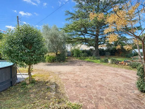 villa plain pied de 85 m2 a rénover sur 1076 m2 de terrain