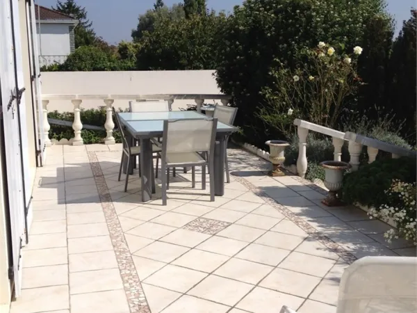 LAIROUX 85400 VILLA CONTEMPORAINE 4 CHAMBRES AVEC PISCINE GARAGE ET JARDIN PAYSAGE ENTIEREMENT CLOS