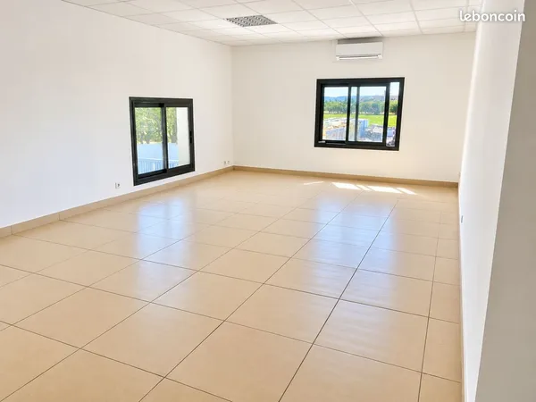 À louer - Local professionnel / bureaux - 87 m² - Grillon