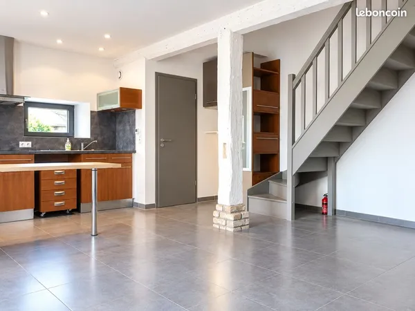 T3 duplex 76m²+ grenier+2 stationnements + cour et jardin privatif