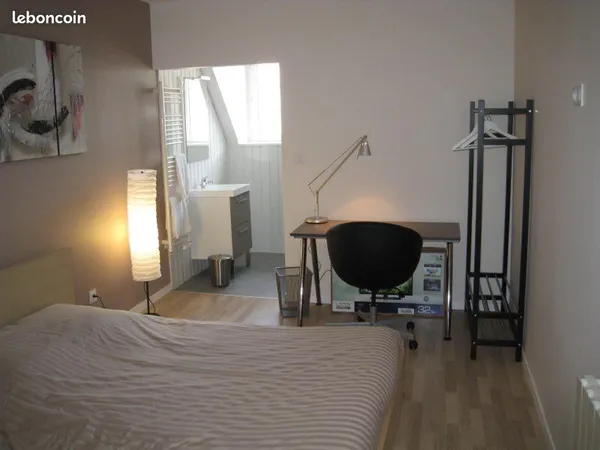 Chambre meublée
