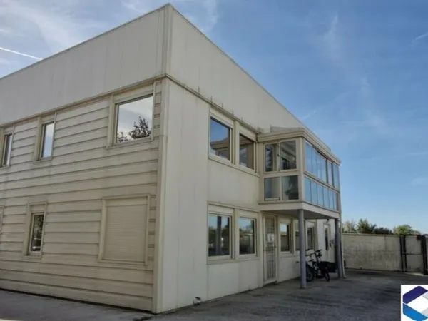 Local d'activite entrepôt 240 m2 varennes jarcy mezzanine + bureaux