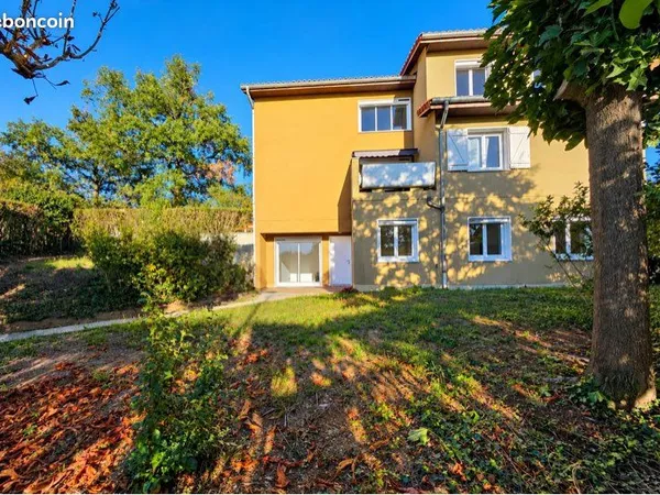 Appartement en rez de jardin avec terrasse et jardin