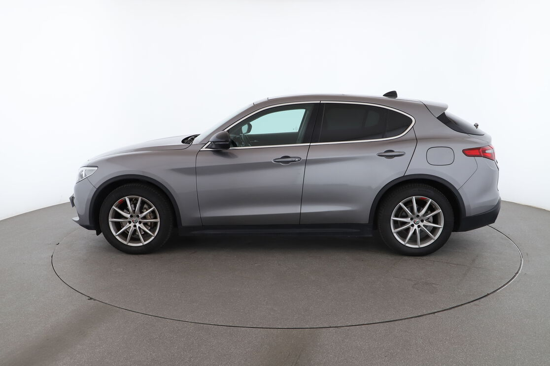 Alfa Romeo Stelvio 2.2 Diesel Executive AT8 — photo 2