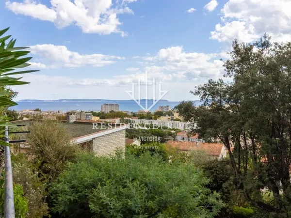 Le Lavandou grande terrasse vue mer & parking privé.