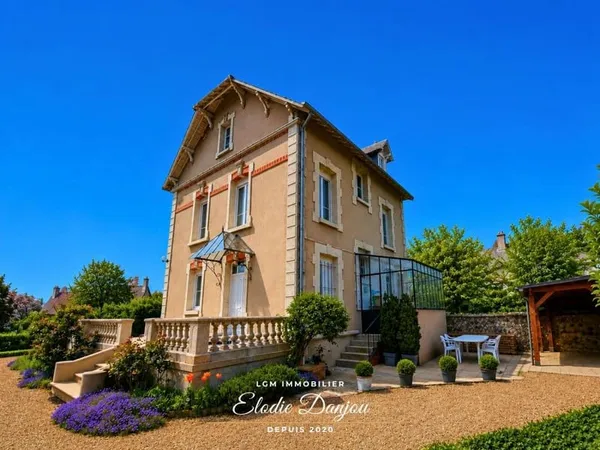 Maison de caractère avec jardin clos, garage en centre-ville de Vendôme