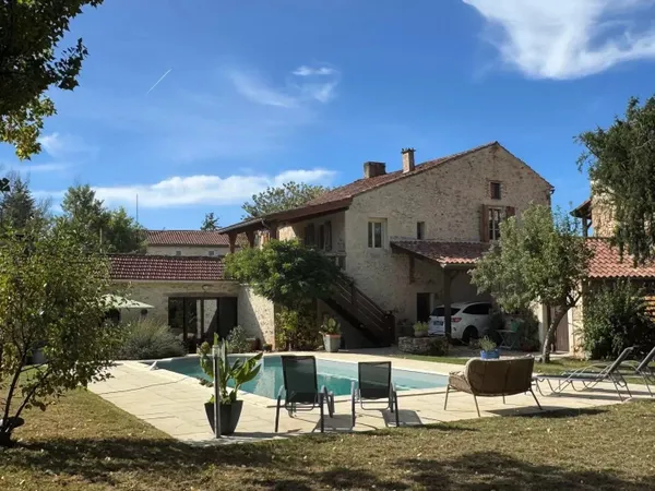 Superbe maison en pierre, piscine sur terrain de 1378 m²