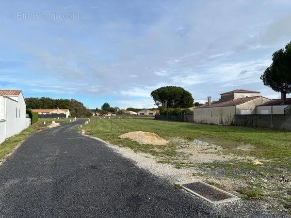 Terrain à bâtir de 375 m² à VAUX-SUR-MER (17)