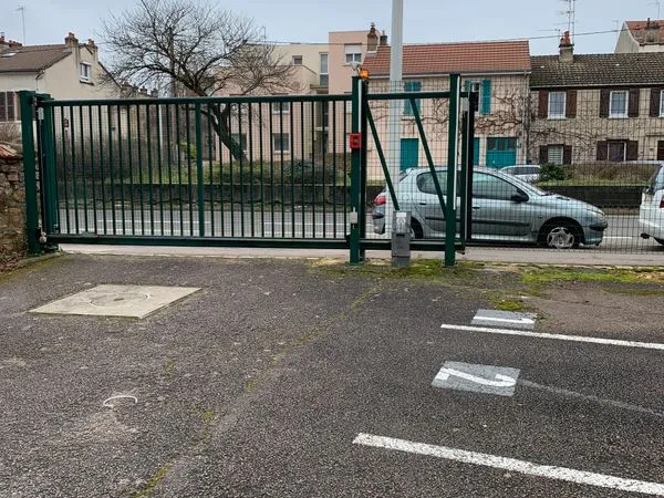 Parking extérieur sécurisé quartier Fauconnet