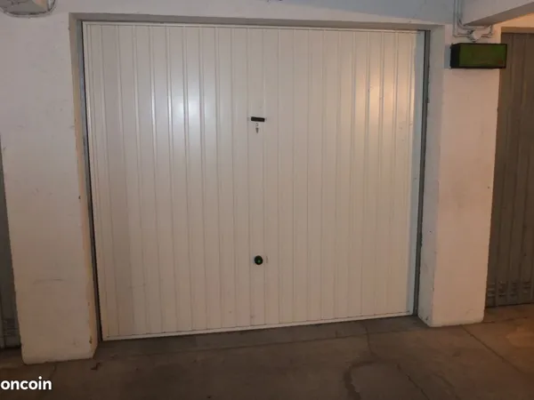 Garage Box fermé Bron Eglise