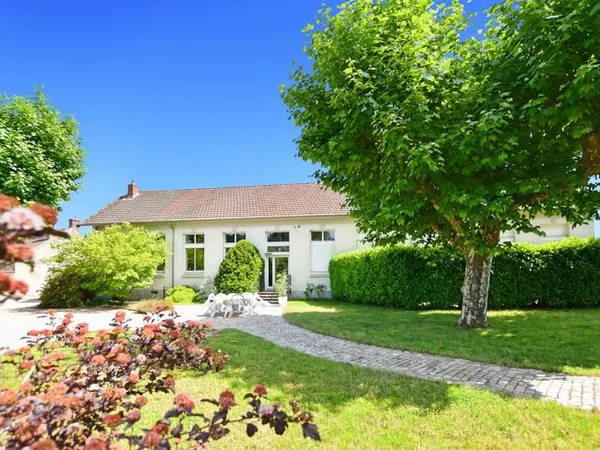 Maison d'habitation +deux appartements locatifs avec terrain de 2455 m2