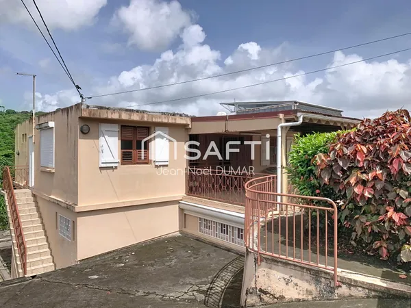 Maison de rapport à rafraîchir à 10 mn du CHU