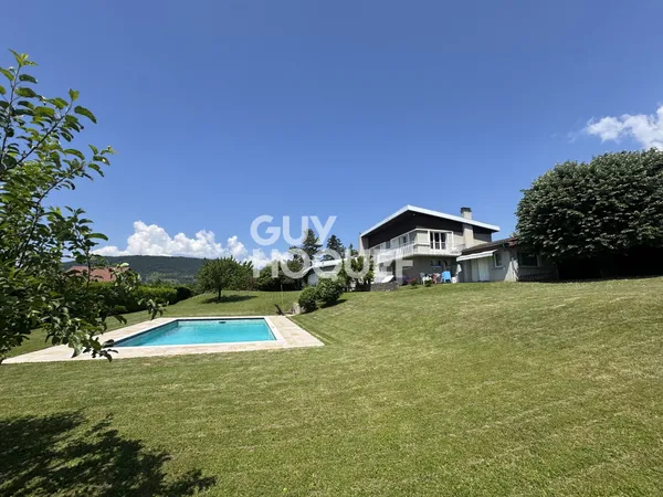 Propriété à vendre de 11 pièces de 241,91 m² avec terrain et piscine