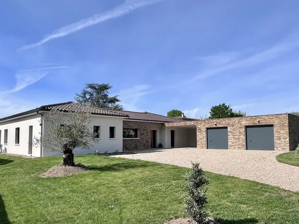 Maison contemporaire avec piscine et double garage