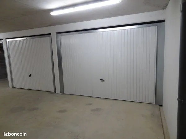 1 grand garage fermé, 17 m2. 06110 Le Cannet Rocheville