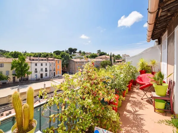 T2 loué avec terrasse en dernier étage République 13400 AUBAGNE