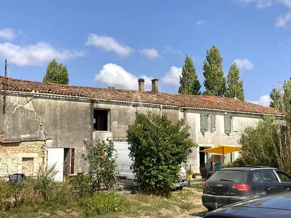 Maison sur Marans à rénover.