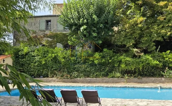 Maison de campagne avec piscine et tennis