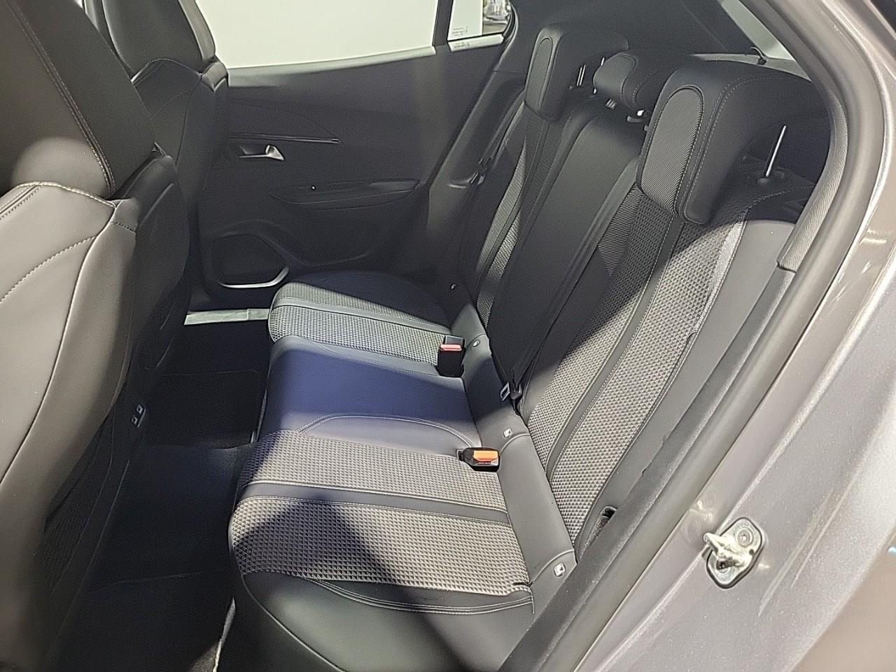 Peugeot 2008 puretech 130 s&s eat8 gt — photo 13