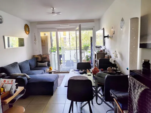 Appartement recent avec terrasse et place de parking