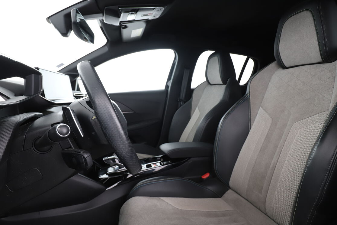 Peugeot 208 1.2 PureTech GT Pack EAT8 — photo 9