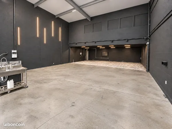 LOCAL D'ACTIVITÉ ENV. 200 m² - 91 LIMITE 94
