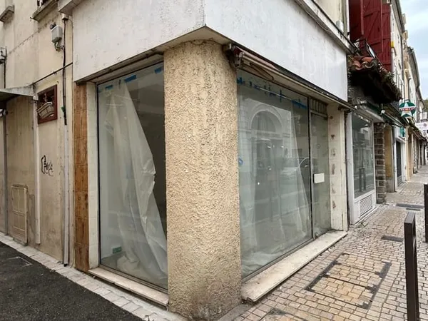 Local commercial 1 pièce 27 m²