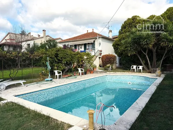 Grande maison de ville avec piscine