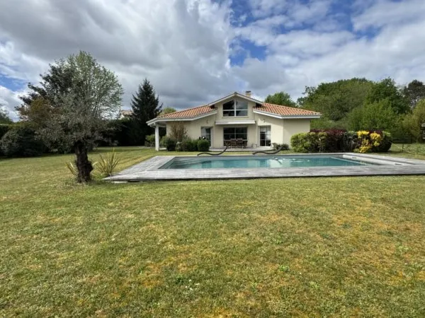 PEASSAC PROCHE GOLF MAISON ARCHITECTE 156 M2 JARDIN 1300 M2 PISC