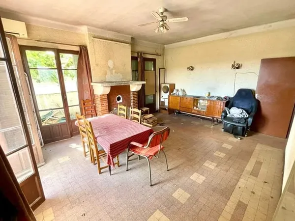 Saint-Roman-de-Bellet - Maison à rénover avec fort potentiel, division possible et jardin ensoleillé