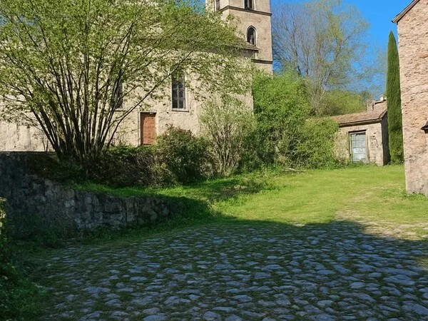 Maison de maître à Busset avec piscine, grand verger et dépendances transformables en logements.