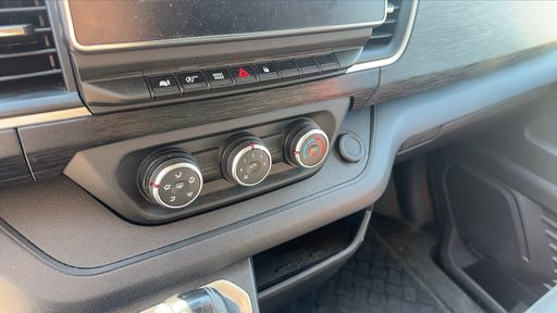 Renault Trafic VU 2.0 dCi 150 EDC7 - Red Edition Confort L1h1 – 2024 – 86545 km – Diesel – Boîte Automatique — photo 11