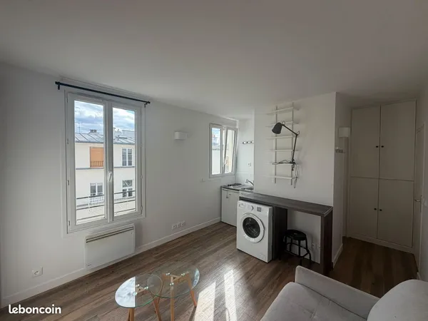 Studio rénové lumineux - vue dégagée - Paris 10e