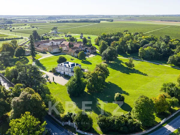 Château d'exception rénové du XIXe siècle sur 9 hectares au coeur du Cognac
