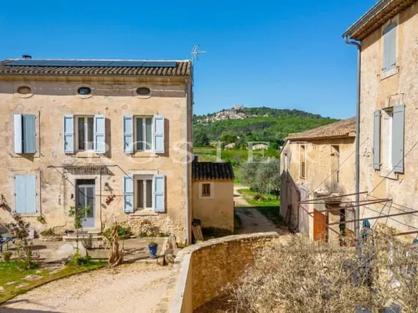 Propriété à fort potentiel au pied du village de Bonnieux avec v