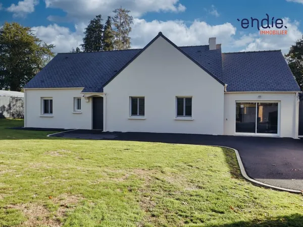 Maison de plain-pied avec trois chambres, terrasse et garage -