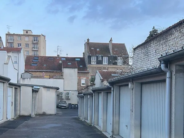 Loue BOX FERMÉ 127 AV JJAUES REIMS