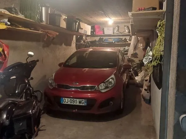 Grand garage sécurisé avec électricité sur grands boulevards