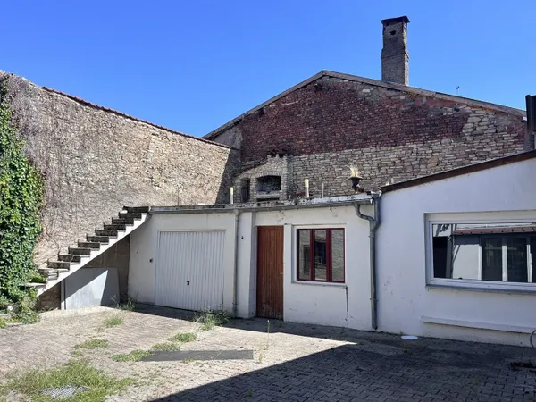 Immeuble : 1 appartement 1 local commercial 1 garage 2 ateliers.