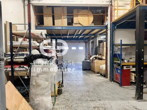 Entrepôt 930 m²