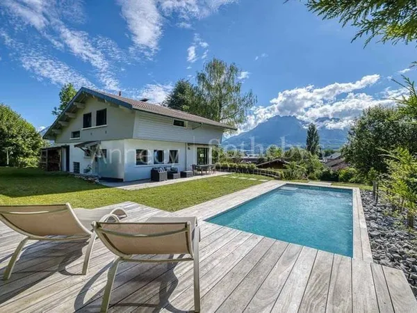 Maison 7 pièces 340 m²
