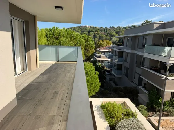 À LOUER - Appartement T3 meublé de 65 m² avec balcon - Résidence Jardins en Vue - Mougins (06250)