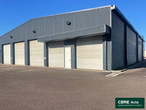 Local d'activité 1090 m²