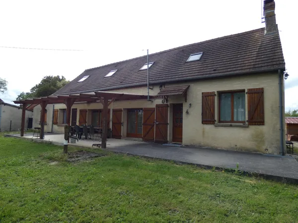 Longère rénovée,136m2 hab sur 2750m2, près de RN12
