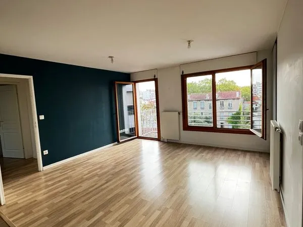 A louer T3 lumineux (deux chambres à coucher) avec balconnet (et place de parking en option) - Dispo