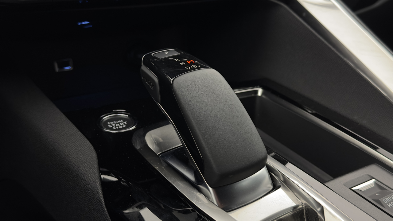 Peugeot 3008 Hybrid 225 e-EAT8 — photo 33