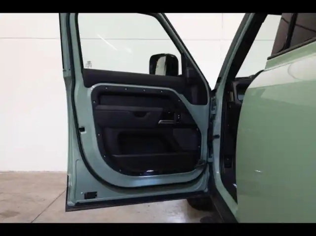 Land Rover Defender 110 2.0 p400e x-dynamic 75th limited edition — photo 6